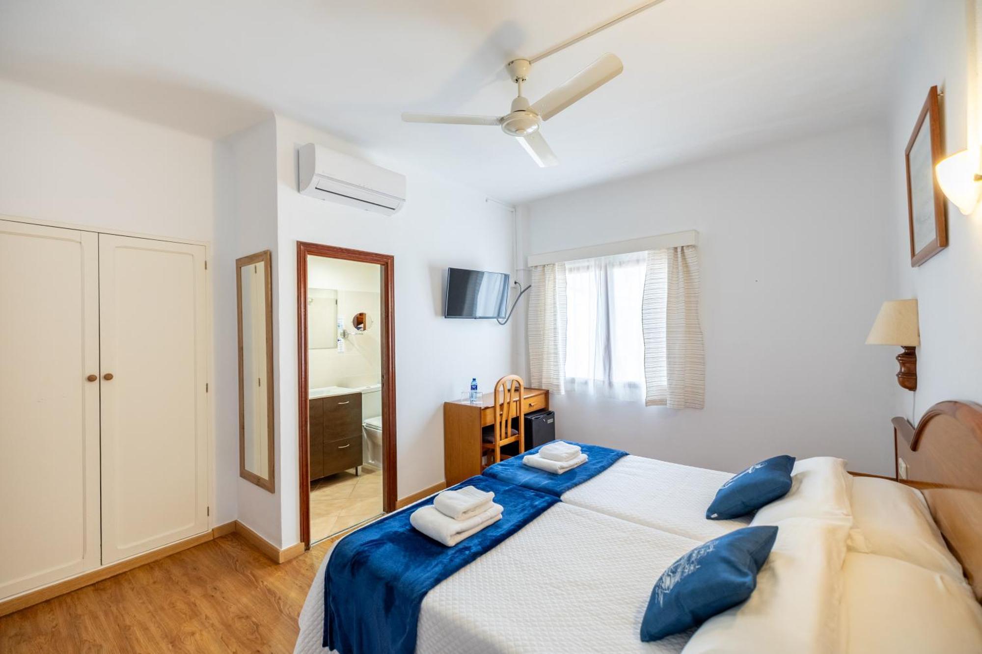 Hostal Doris - Adults Only Colonia de Sant Jordi Ngoại thất bức ảnh